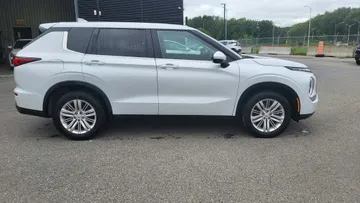 2024 Mitsubishi Outlander - image 6