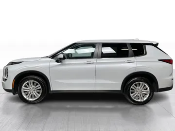 2024 Mitsubishi Outlander - image 10