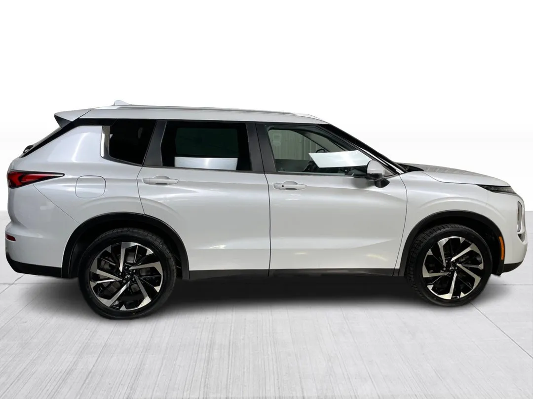 2023 Mitsubishi Outlander for sale - photo 2