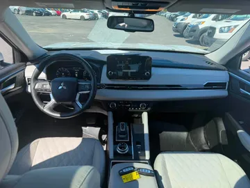 2023 Mitsubishi Outlander - image 9