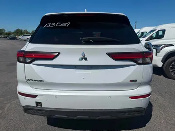2023 Mitsubishi Outlander - image 6