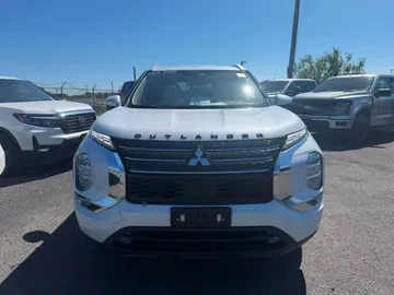 2023 Mitsubishi Outlander - image 2