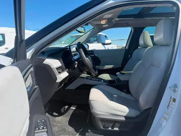 2023 Mitsubishi Outlander - image 8