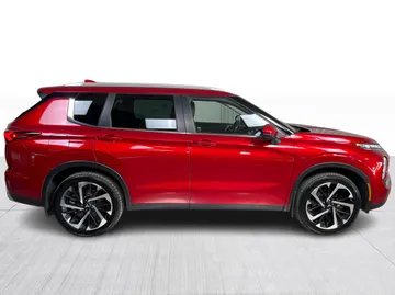 2023 Mitsubishi Outlander - image 2