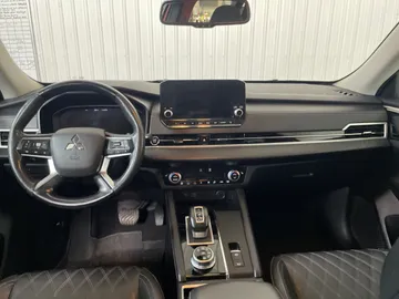 2023 Mitsubishi Outlander - image 4