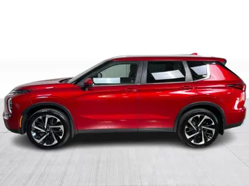 2023 Mitsubishi Outlander - image 10