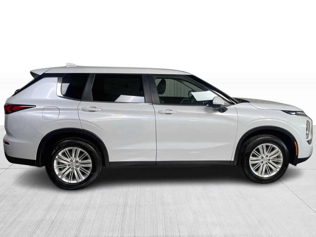 2024 Mitsubishi Outlander for sale - photo 2