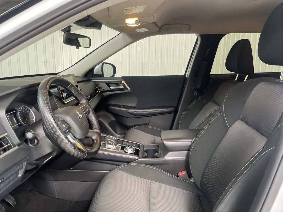 2024 Mitsubishi Outlander for sale - photo 3