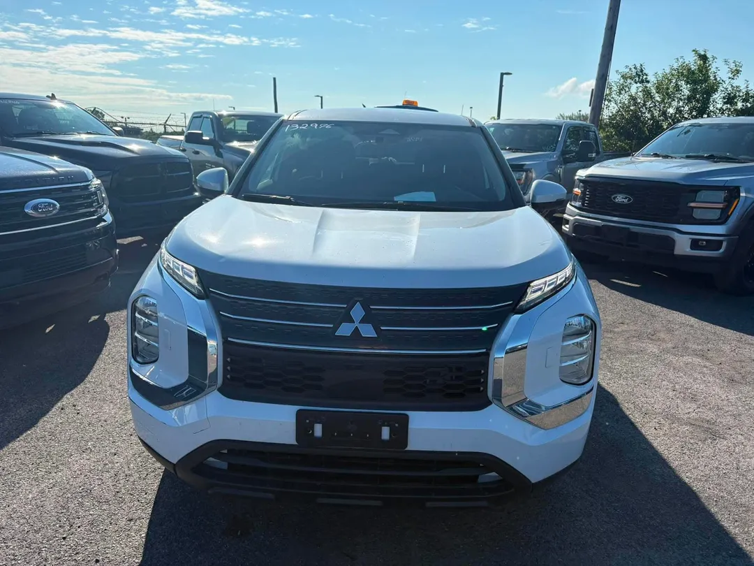 2024 Mitsubishi Outlander for sale - photo 2