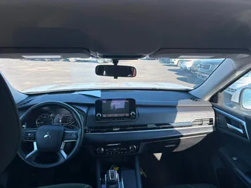 2024 Mitsubishi Outlander - image 9