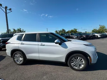 2024 Mitsubishi Outlander - image 4