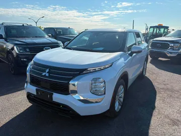 2024 Mitsubishi Outlander - image 3