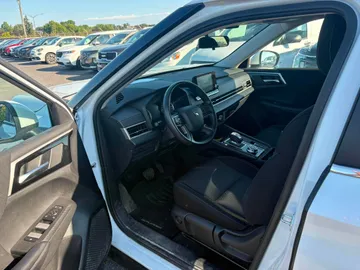 2024 Mitsubishi Outlander - image 8