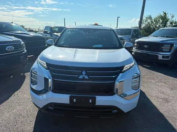 2024 Mitsubishi Outlander - image 2
