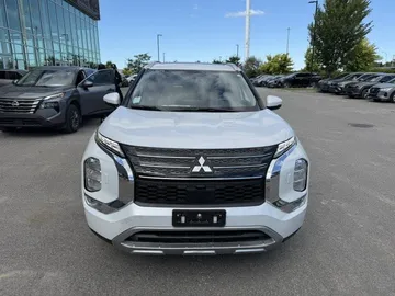 2024 Mitsubishi Outlander - image 2