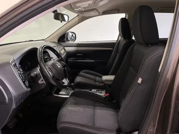 2018 Mitsubishi Outlander - image 3