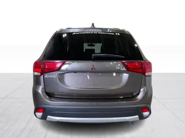 2018 Mitsubishi Outlander - image 12