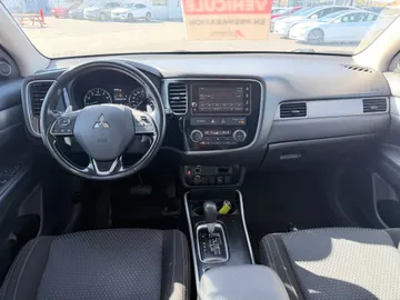2017 Mitsubishi Outlander - image 9