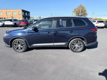 2017 Mitsubishi Outlander - image 3