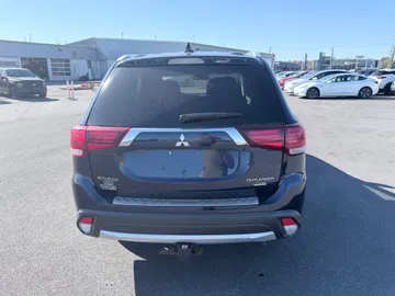 2017 Mitsubishi Outlander - image 4