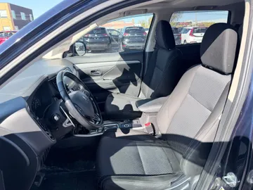 2017 Mitsubishi Outlander - image 8