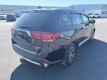 2017 Mitsubishi Outlander - image 6