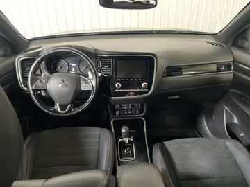 2020 Mitsubishi Outlander - image 4