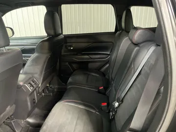 2020 Mitsubishi Outlander - image 15