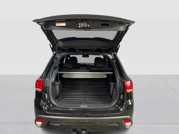2020 Mitsubishi Outlander - image 13