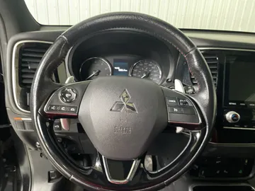 2020 Mitsubishi Outlander - image 18