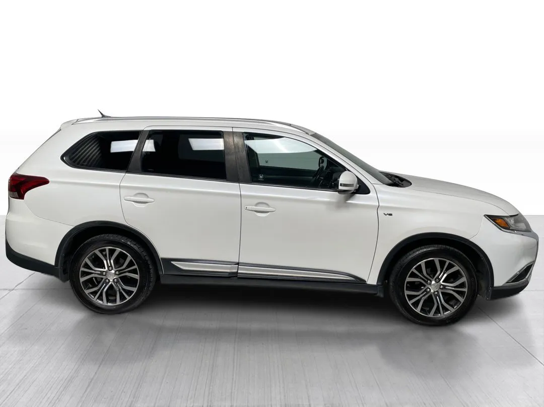 2016 Mitsubishi Outlander — photo 2