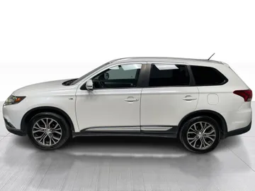 2016 Mitsubishi Outlander - image 10
