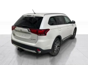 2016 Mitsubishi Outlander - image 14