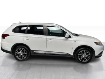 2016 Mitsubishi Outlander - image 2