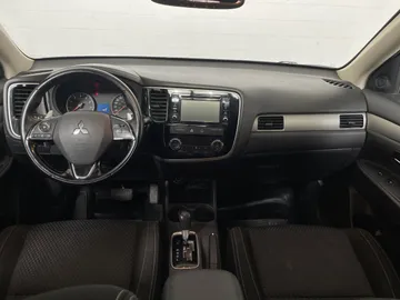 2016 Mitsubishi Outlander - image 4