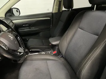 2016 Mitsubishi Outlander - image 3