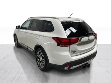 2016 Mitsubishi Outlander - image 11