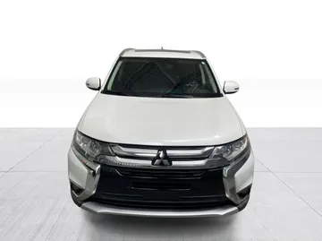 2016 Mitsubishi Outlander - image 8