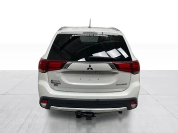2016 Mitsubishi Outlander - image 12