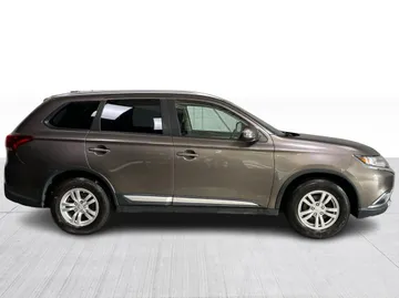 2017 Mitsubishi Outlander - image 2