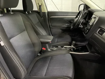 2017 Mitsubishi Outlander - image 3