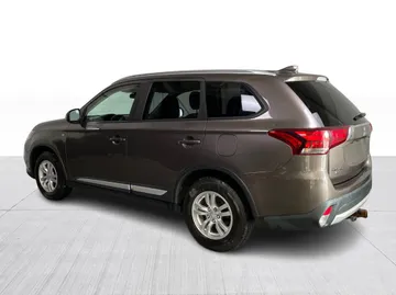 2017 Mitsubishi Outlander - image 10