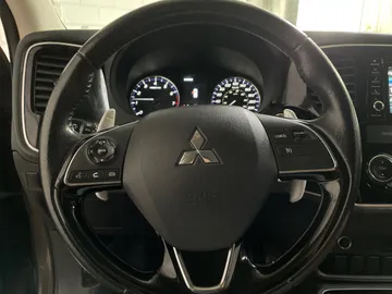 2017 Mitsubishi Outlander - image 17