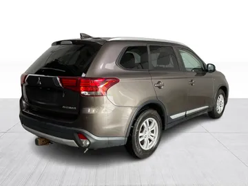 2017 Mitsubishi Outlander - image 13