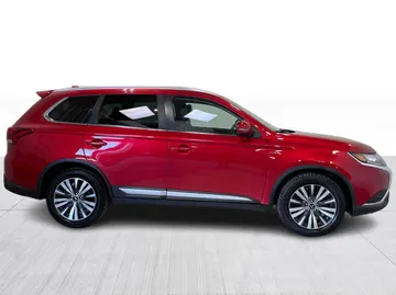 2020 Mitsubishi Outlander - image 2