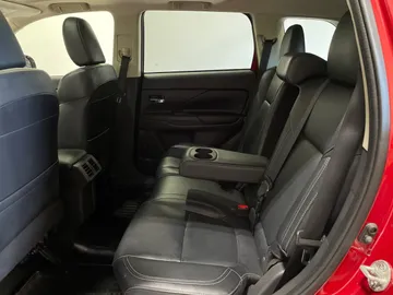 2020 Mitsubishi Outlander - image 16