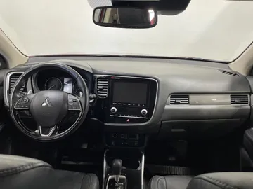 2020 Mitsubishi Outlander - image 4