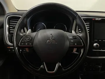 2020 Mitsubishi Outlander - image 27