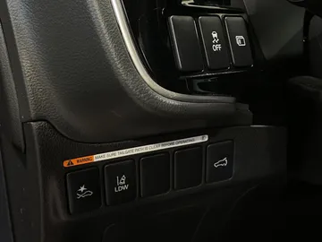 2020 Mitsubishi Outlander - image 32