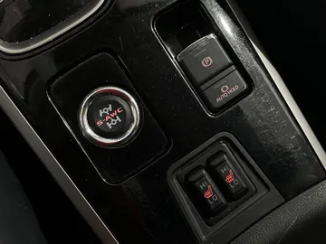 2020 Mitsubishi Outlander - image 24
